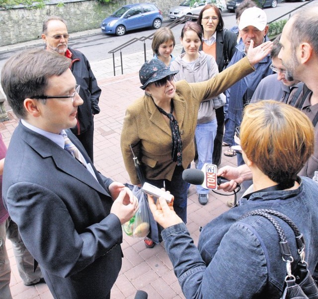 Przed sosnowieckim sądem na byłego ministra czekali dziennikarze i grupa zwolenników.