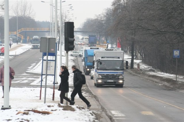 Na odcinku od WCK do ul. Hutniczej brakuje tylko ostatniej warstwy asfaltu na południowej nitce. Auta poruszają się jezdnią północną