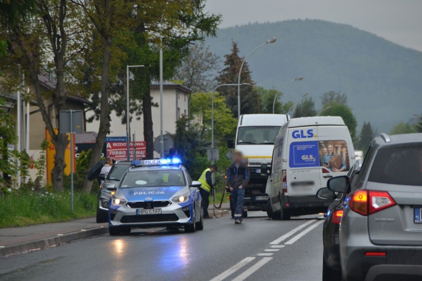 Gorlice. Stłuczka na Kościuszki w potężny korek w mieście. Na miejscu policja i pomoc drogowa