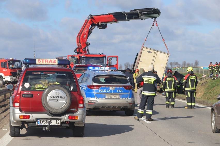 Straszny wypadek na A4 między Wrocławiem a Legnicą. Trzy osoby nie żyją, droga jest zablokowana, zobacz zdjęcia