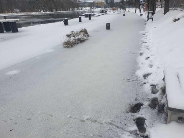 Bulwary w tym miejscu są niebezpieczne dla przechodniów i rowerzystów.