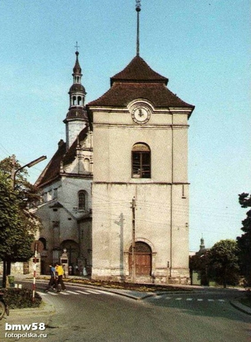 Lata 1970-1975 , Pińczów, wolnostojąca dzwonnica i kościół...