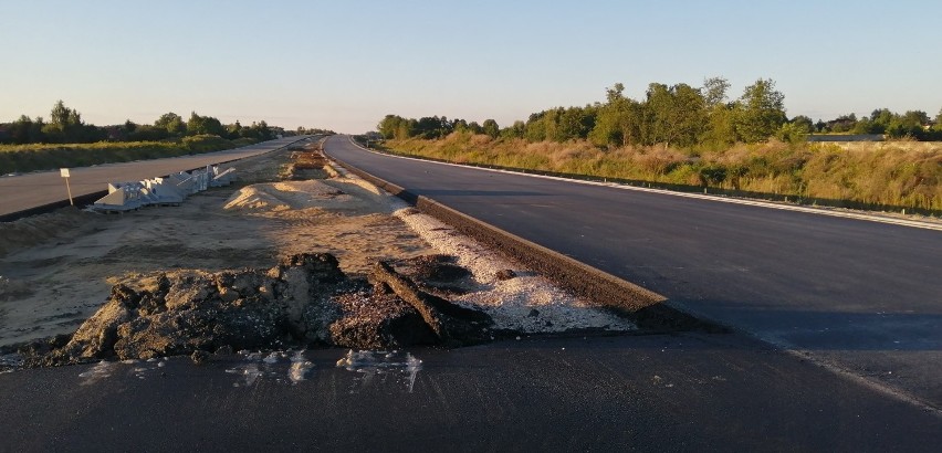 Na budowanej zachodniej obwodnicy Łodzi jest już asfalt! [Zdjęcia]