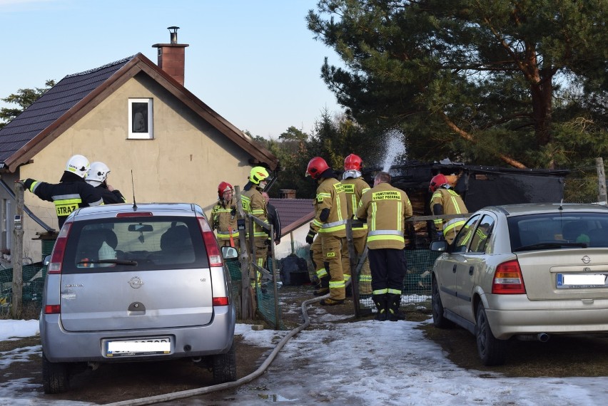 Gmina Gniezno. W Lubochni palił się składzik na drewno