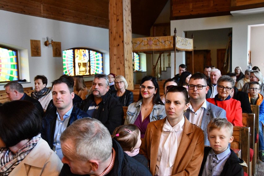 Majowy koncert dzieci i młodzieży z sekcji wokalnej w kościele parafialnym w Liniewie ZDJĘCIA