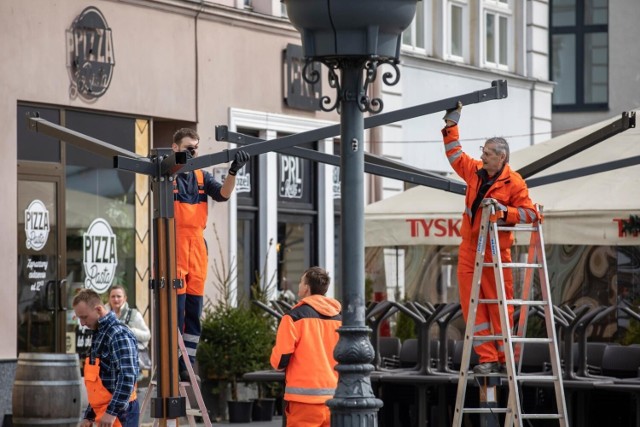 W Bydgoszczy trwa montaż letnich kawiarenek na Starym Rynku. Tegoroczny letni sezon potrwa do 27 września.