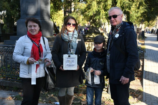 Na cmentarzu Starym wolontariusze kwestują na renowację zabytkowych nagrobków.