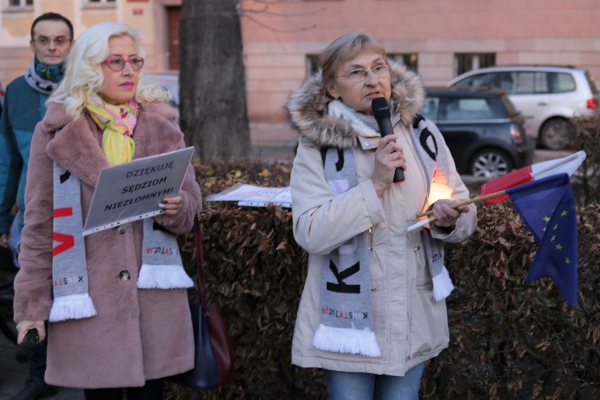 Na manifestacje pod opolskimi sądami za każdym razem...