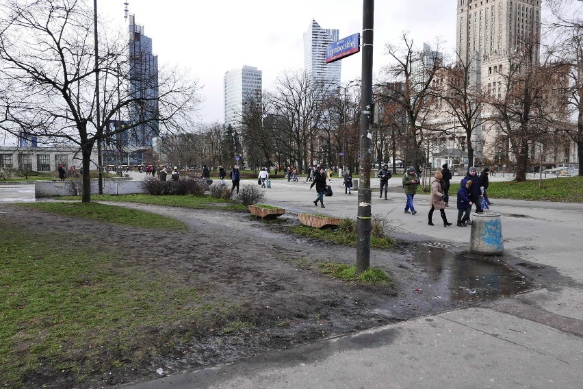 Patelnia przy metrze koszmarem Warszawy.  "Brud, syf, kiła i mogiła". Mieszkańcy wstydzą się tego miejsca. Czy miasto je naprawi? 