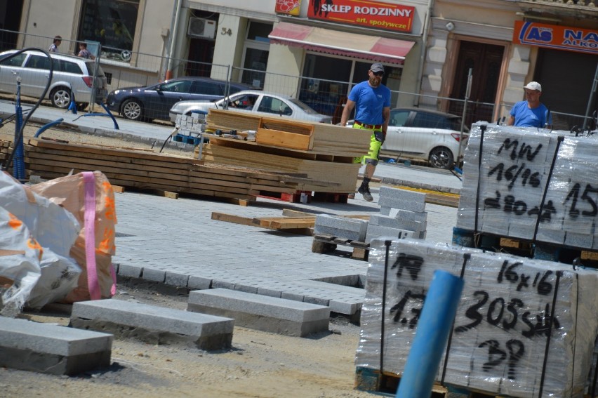 Rawicz. Wykonawca miał dziś wrócić na plac przebudowy rawickiego rynku. Sprawdziliśmy, czy dotrzymał słowa [ZDJĘCIA]