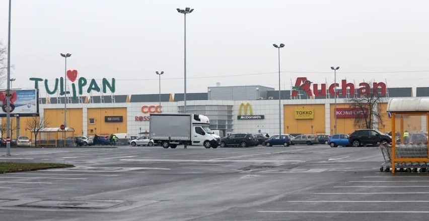 Zaatakował kobietę na parkingu centrum handlowego na Widzewie. Kopnął w plecy i wyrwał torebkę