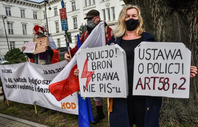 Członkowie Brygady Ulicznej Opozycji zapowiadają, że podejmą kroki prawne - złożą pozew przeciwko bydgoskiej policji, bo ich zdaniem brutalną interwencję podjęła bez powodu.