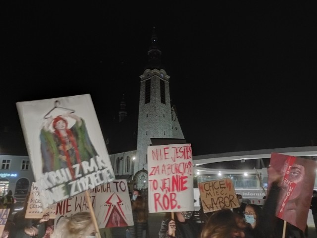 Strajk Kobiet oraz kontrmanifestacja Młodzieży Wszechpolskiej przy limanowskiej bazylice zgromadziła kilkaset osób. 17-latka odpowie za zorganizowanie strajku.
