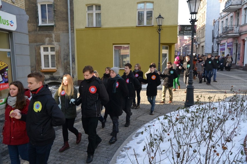 Tczewscy maturzyści zatańczyli poloneza na ulicach miasta. ZOBACZ ZDJĘCIA
