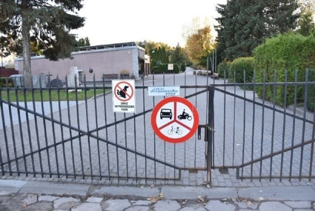 Zgodnie z regulaminem, Cmentarz Komunalny w Malborku otwarty jest codziennie od godz. 7 do zmroku. Później główna brama jest zamykana.