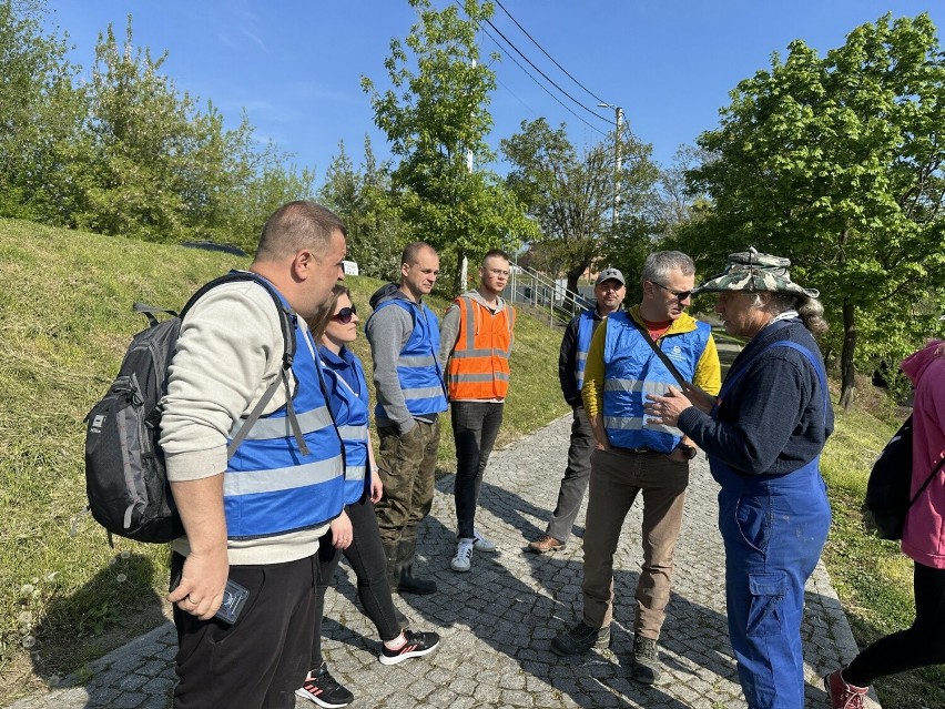 „Napędzani Wisłą” i partnerzy już po raz ósmy sprzątali Wisłę w Sandomierzu. Na wodę wypłynęły łodzie i wolontariusze. Zobacz zdjęcia