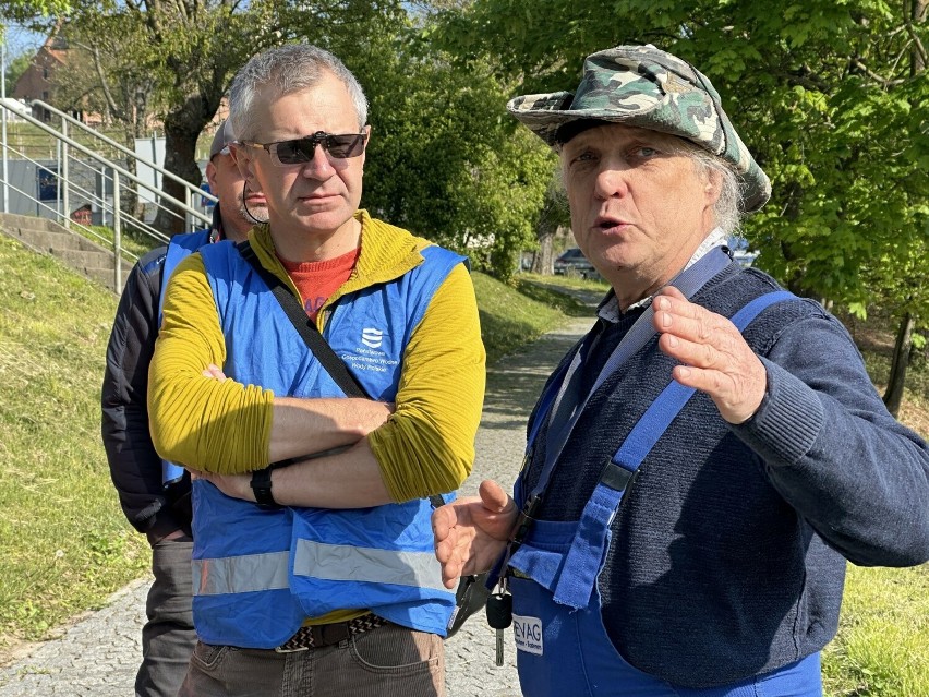 „Napędzani Wisłą” i partnerzy już po raz ósmy sprzątali Wisłę w Sandomierzu. Na wodę wypłynęły łodzie i wolontariusze. Zobacz zdjęcia