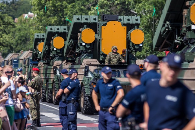 Defilada wojskowa 2018 Warszawa. Największa w historii parada żołnierzy, samolotów i czołgów [TRASA]