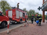 Samochód w Starogardzie wjechał w barierki oddzielające jezdnię i chodnik