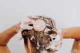 Jak dbać o włosy jesienią? Zobacz, jakich błędów unikać w trakcie codziennej pielęgnacji i spraw, aby kosmyki stały się mocne