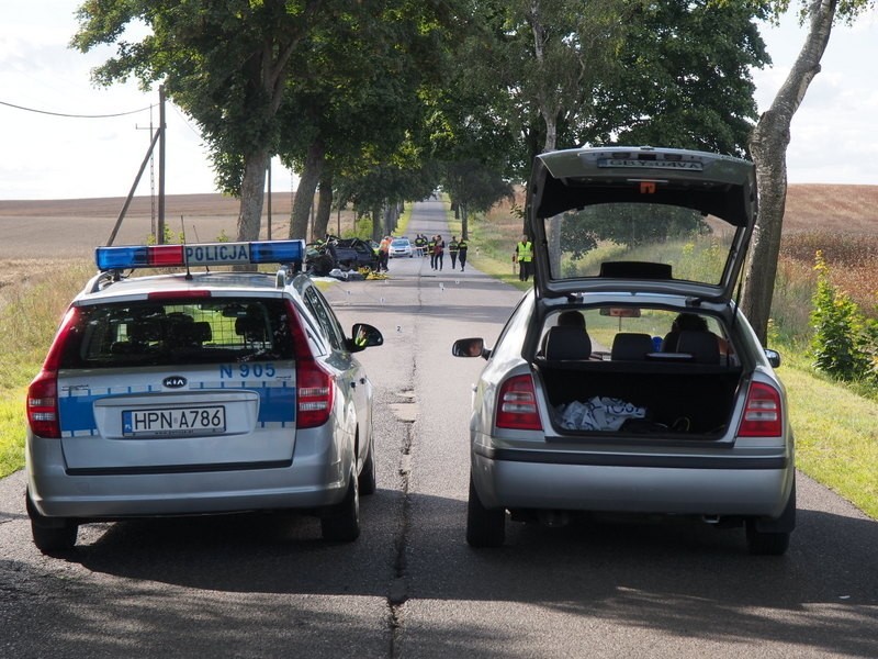 Wypadek koło Czarnej Dąbrówki. VW Golf uderzył w drzewo. Nie żyje 4 mężczyzn