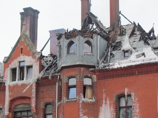 Straty po pożarze pałacu oszacowano wstępnie na kilkanaście milionów złotych