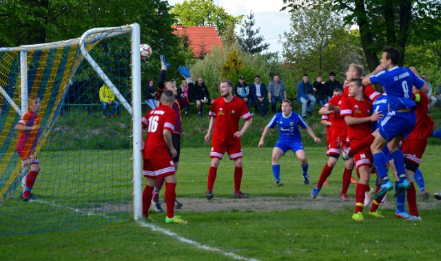 Adam Bidziński strzela pierwszą bramkę dla Jawiszowic w pojedynku wiosny oświęcimskiej klasy A. Ostatecznie Jawiszowice pokonały Gorzów 3:1.