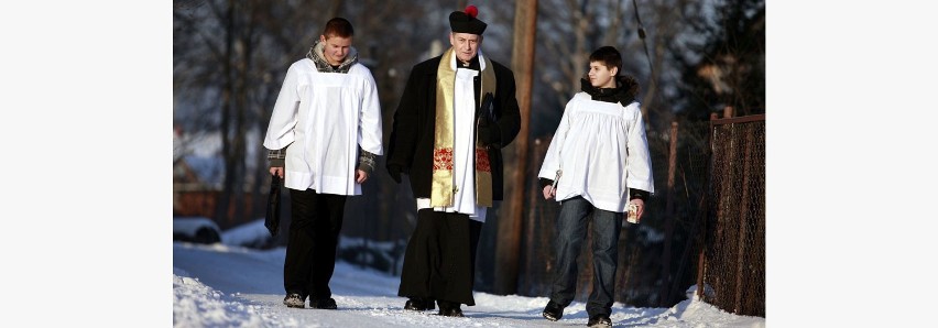 Z powodu intensywnych opadów śniegu sytuacja na beskidzkich drogach jest bardzo trudna