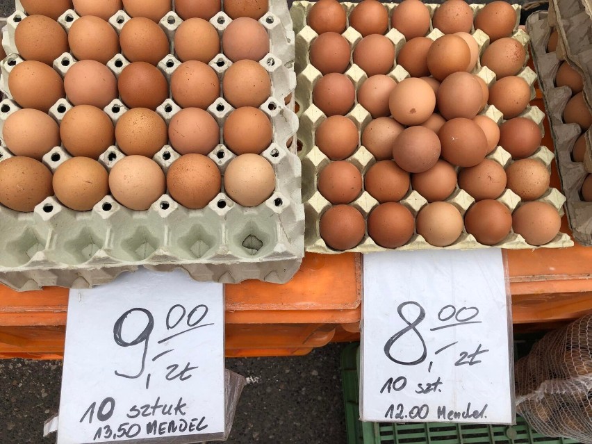 Ceny warzyw i owoców na targowisku we Wrześni. Sprawdziliśmy, ile kosztują truskawki i inne produkty