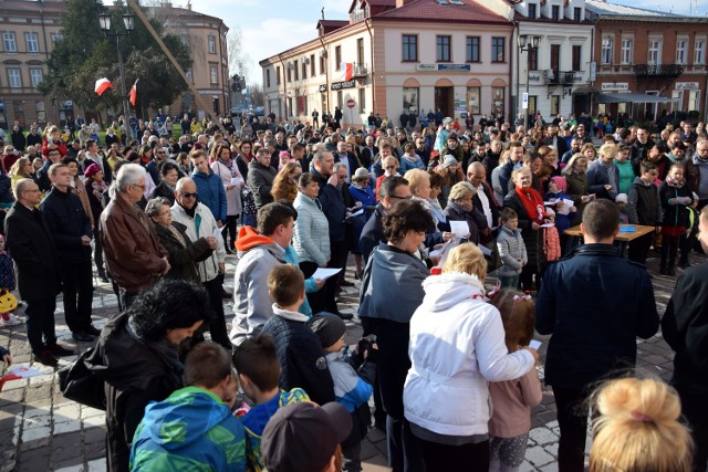 Oficjalne uroczystości w Święto Niepodległości odbywają się w Jarosławiu wieczorem. Ale wystarczył jeden sygnał w na Facebooku, żeby ściągnąć o godz. 12 na rynek wielu mieszkańców, aby odśpiewać hymn.

 Zobacz też: Nowy wzór paszportu na stulecie niepodległości. Zmieniono motywy graficzne i zabezpieczenia
