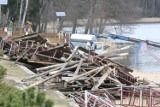 Jastrowie. Usunieto ostatnie elementy starych pomostów na plaży miejskiej