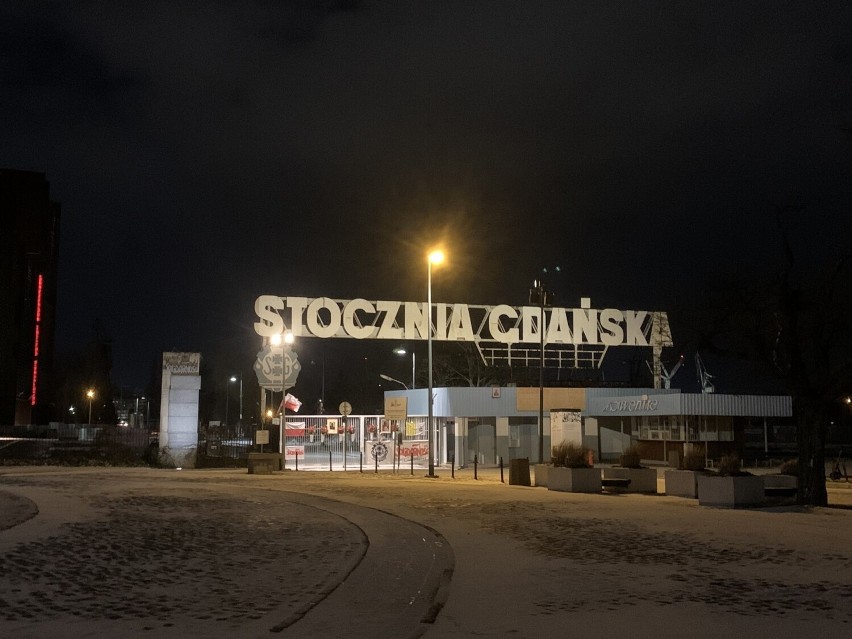 Mieszkańcy Gdańska w nocy kameralnie uczcili pamięć ofiar...