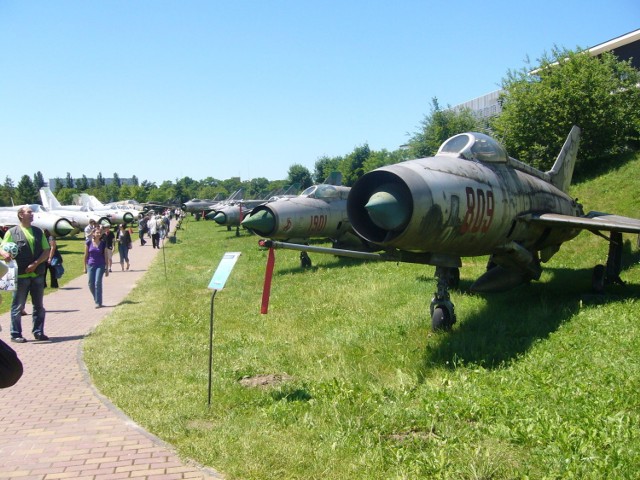 W ramach pikniku można było zwiedzać Muzeum Lotnictwa podziwiając zar&oacute;wno wystawy w hangarach, jak i samoloty stojące na zewnątrz. Tu Migi-21, na pierwszym planie Mikojan MiG-21PF. Fot. Karolina Jędras
