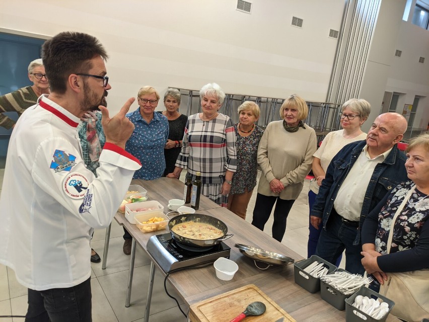 Warsztaty kulinarne to tylko jedna z liczny atrakcji, które czekają do końca września na kutnowskich seniorów