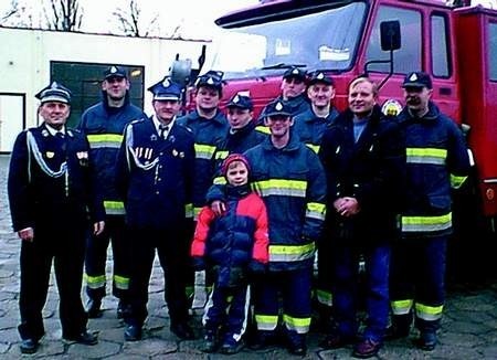 Stara 244 GBA podarowanego przez pilskich strażaków dokładnie obejrzeli: Dariusz Magalski, Grzegorz Łądkowski, Paweł Kosiński, Piotr Obłoza, Roman Gryblewski, Arkadiusz Wiesiołek, Marek Kajak, Andrzej Klaczkowski, Wojciech Ratajczyk, najmłodszy - Maciej Obłoza oraz prezes OSP Szydłowo, Henryk Łądkowski.