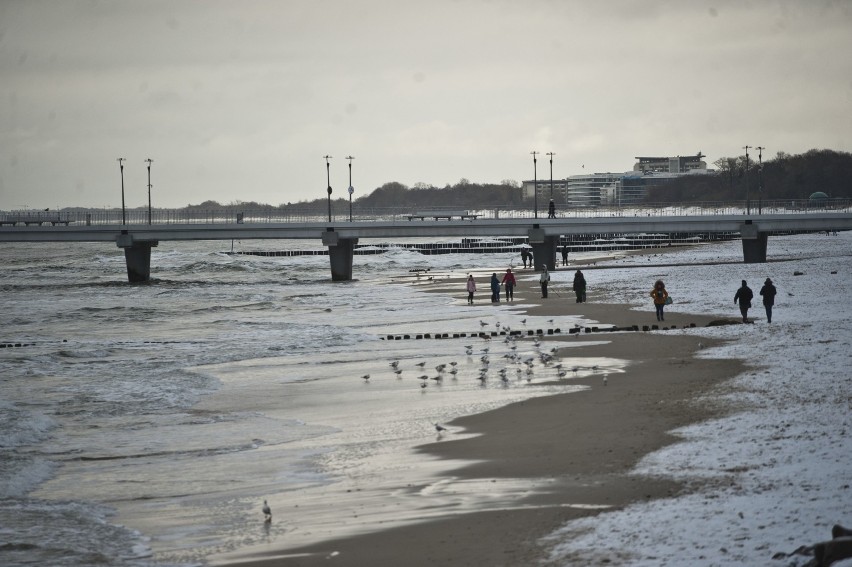 Zima w Kołobrzegu. Plaża, promenada i molo w śnieżnej aurze, okiem Radka Koleśnika