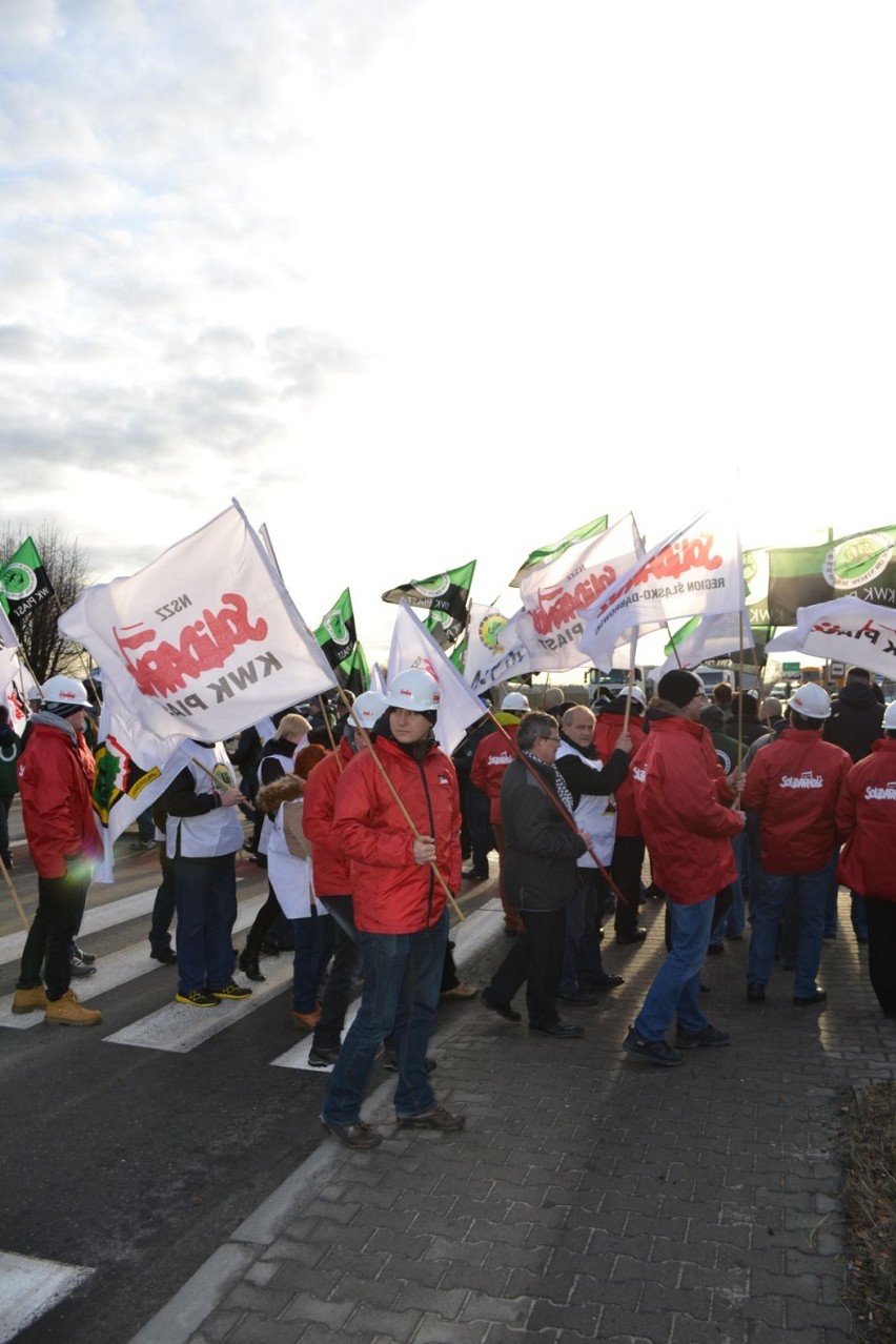 Blokada DK44 w Bieruniu: Górnicy KWK Piast i Ziemowit strajkują [ZDJĘCIA, WIDEO]
