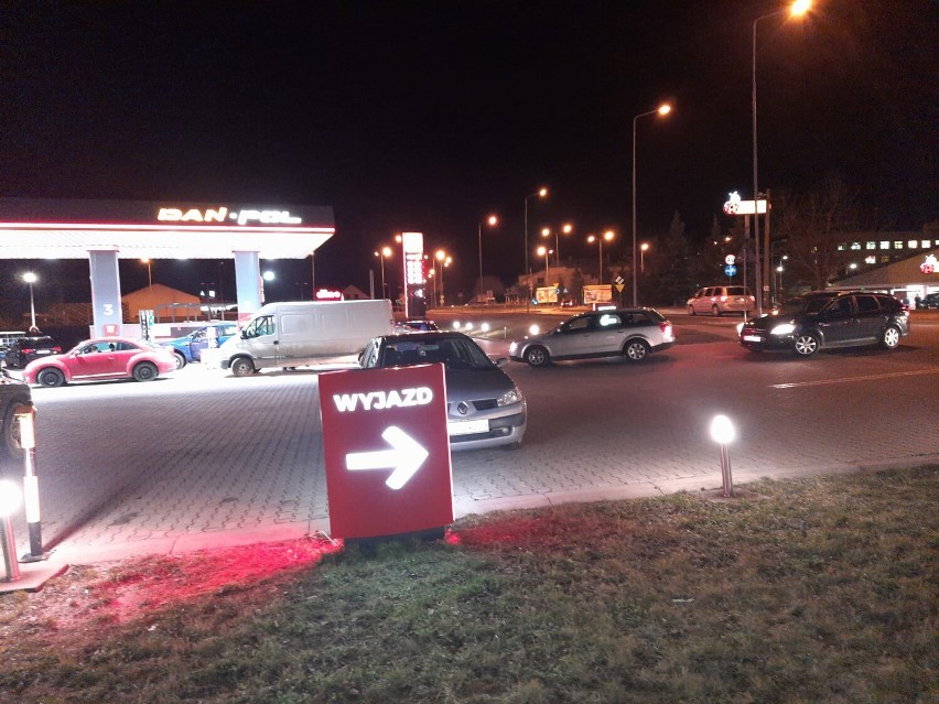 W czwartkowy wieczór przed stacjami paliw w Żaganiu...