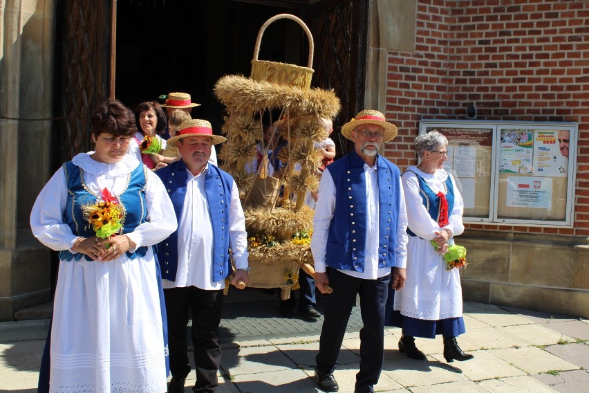 Sękowianie poświęcili dzisiaj żniwne dary przed ołtarzem w kościele pw. św. Józefa Oblubieńca, Wspólne świętowanie jeszcze przed nimi