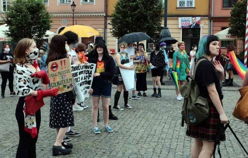 Manifestacje środowisk LGBT+ w Grudziądzu pod hasłem "Jestem...