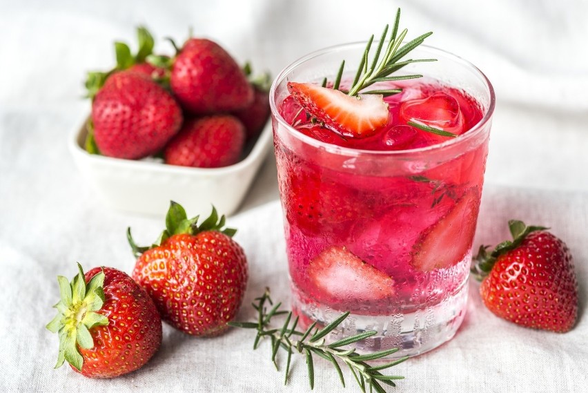 Drinki tanie, a dobre, idealne na lato. Przygotujesz je w domu