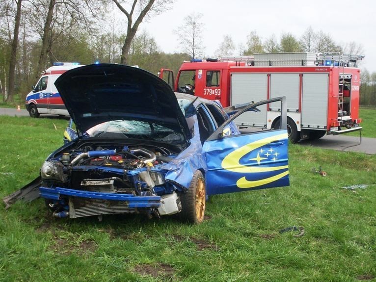 Wypadek w Krągoli. Dachowało subaru impreza