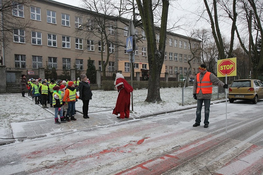 Policjanci przebrani za Św. Mikołajów odwiedzili łódzkie szkoły
