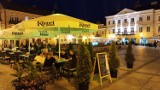 Piotrkowski Rynek Trybunalski  tętni życiem w wieczory weekendowe. Ogródki czynne do późnych godzin nocnych.  ZDJĘCIA