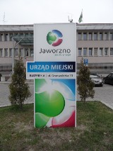 Nowy witacz w Jaworznie. Kolorowy obiekt wita petentów Urzędu Miejskiego