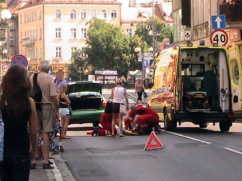 Wypadek w Kaliszu. 20-letnia kobieta została potrącona przez...