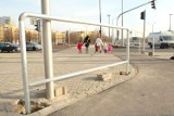 Ul. Filaretów: Montują stojaki dla rowerzystów czekających na zielone światło