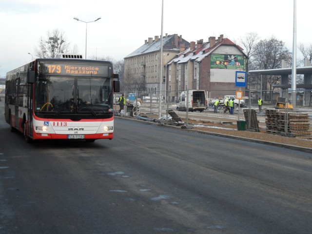 Ulica Pokoju przy hali dworcowej i placu manewrowym nowego dworca autobusowego MZKP