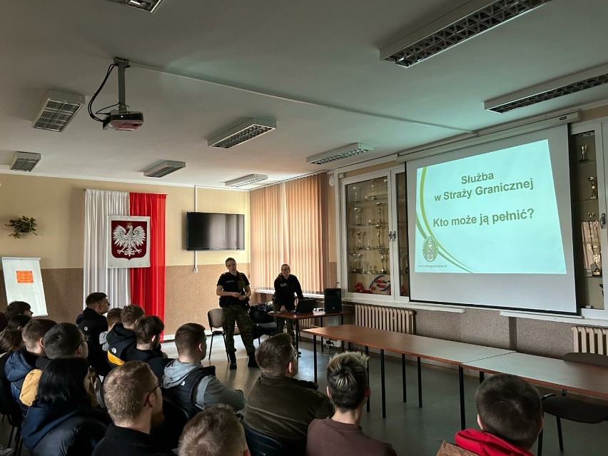 Młodzież zainteresowana pracą w Nadodrzańskim Oddziale Straży Granicznej w Krośnie Odrzańskim