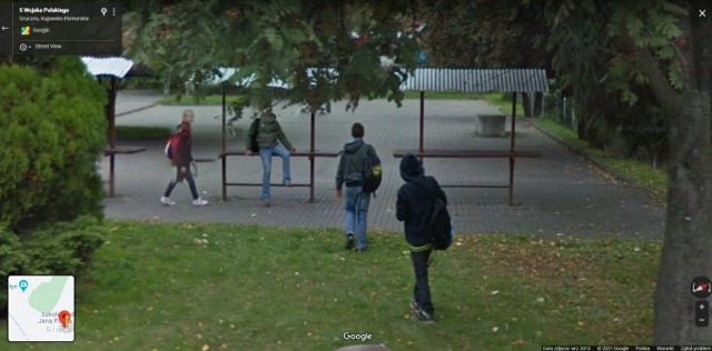 Mieszkańcy Gruczna zostali przyłapani przez kamerę Google Street View. Zobacz kolejne zdjęcia. Przesuwaj zdjęcia w prawo - naciśnij strzałkę lub przycisk NASTĘPNE